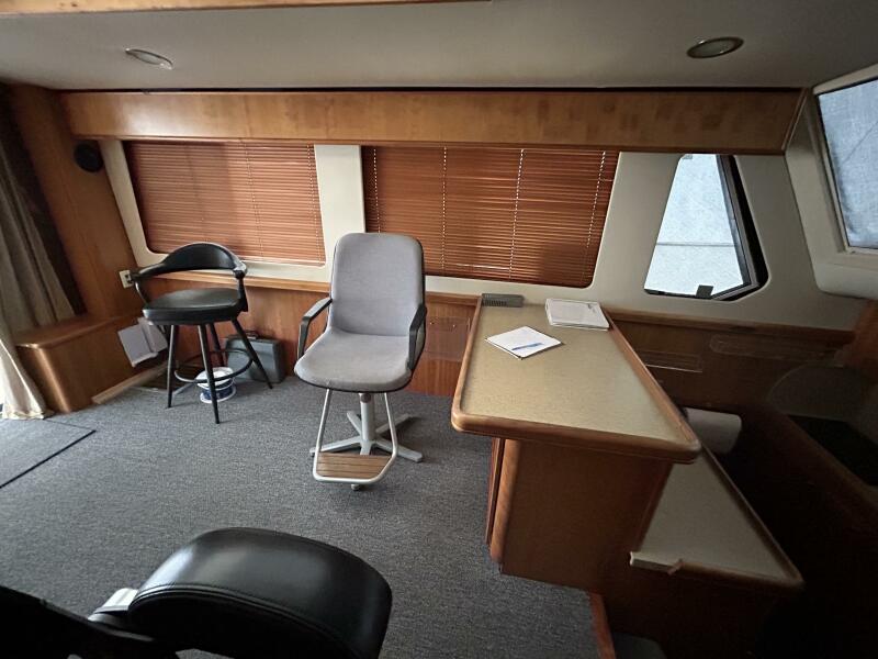 34' Mainship salon port