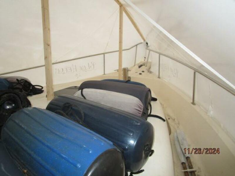 34' Mainship foredeck2