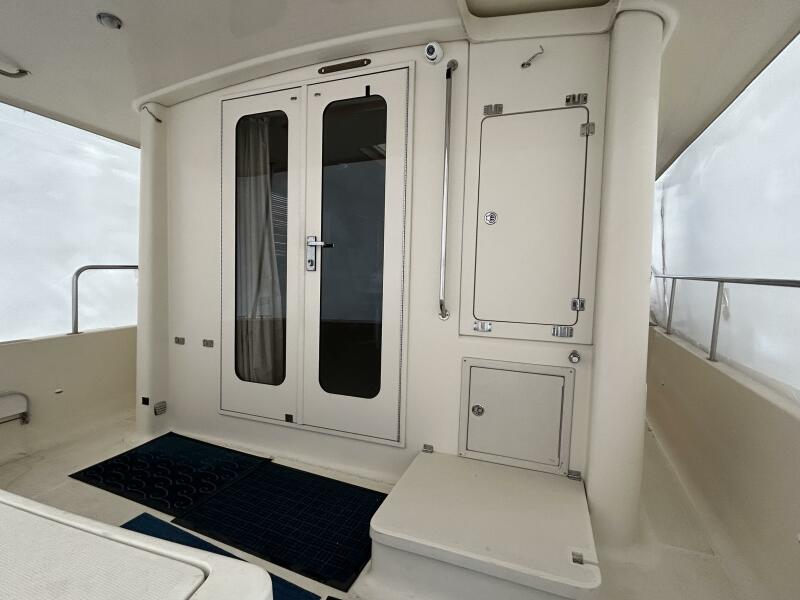 34' Mainship aftdeck forward