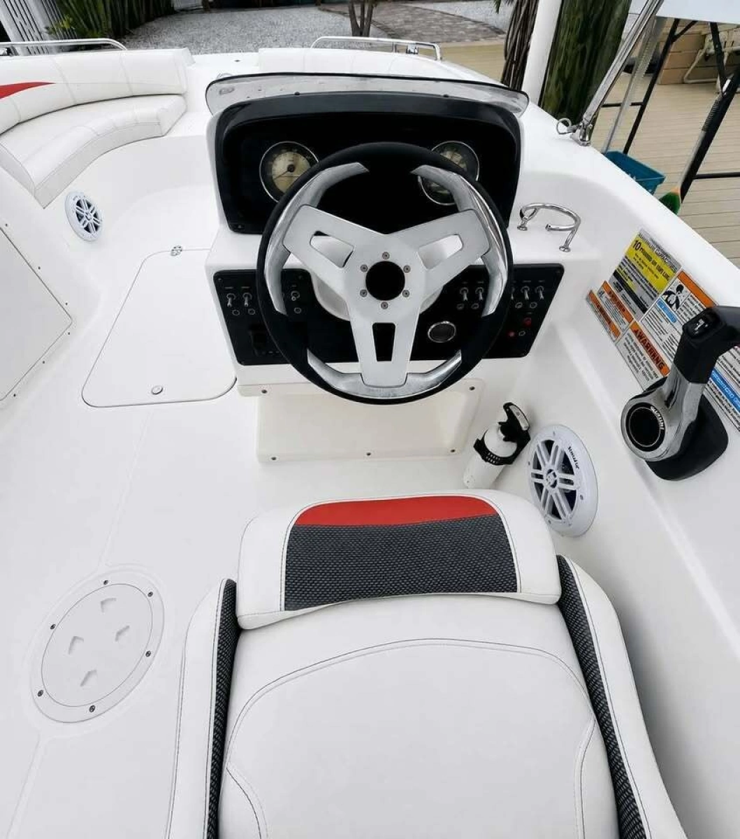 2021 Hurricane SunDeck Sport 188-OB