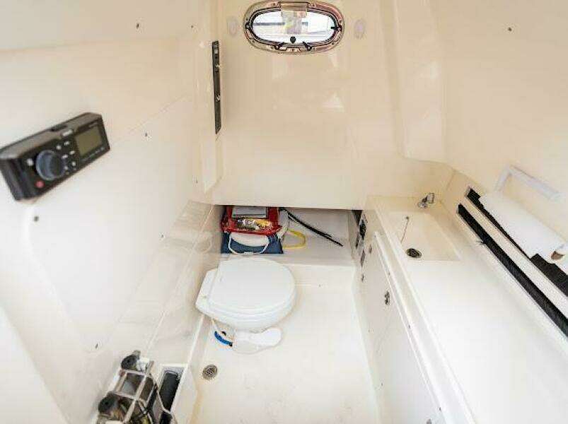 33ft Boston Whaler Yacht For Sale