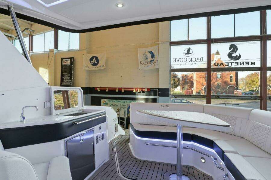 32ft Sea Ray Yacht For Sale