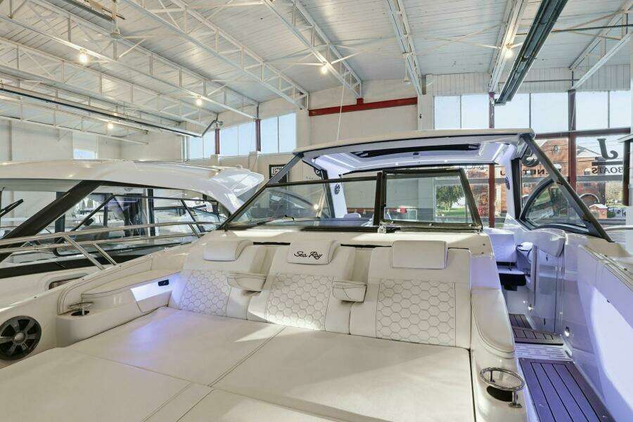 32ft Sea Ray Yacht For Sale