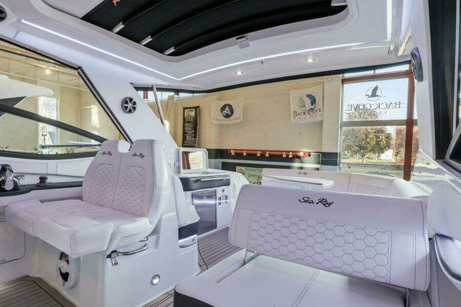 32ft Sea Ray Yacht For Sale