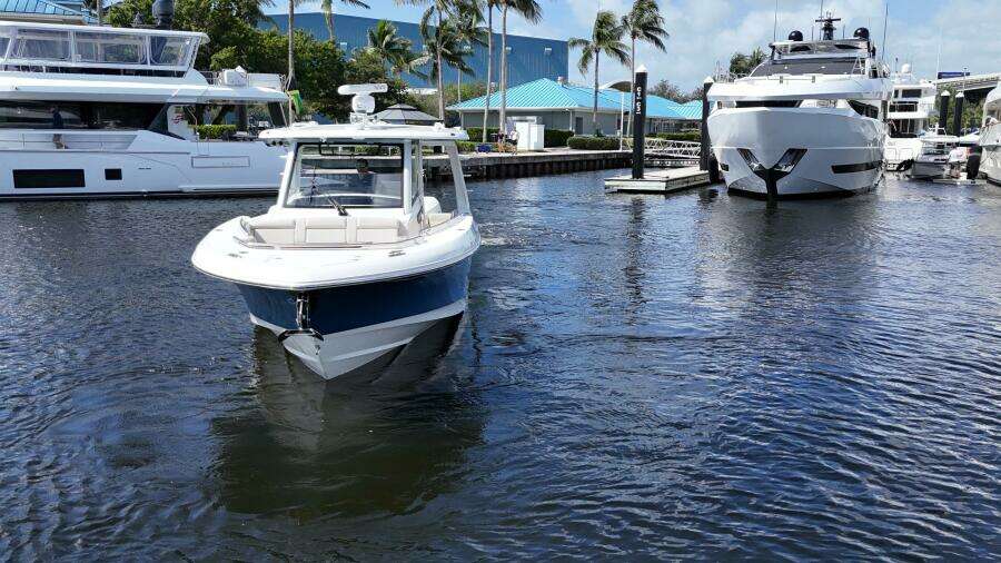 35ft Boston Whaler Yacht For Sale