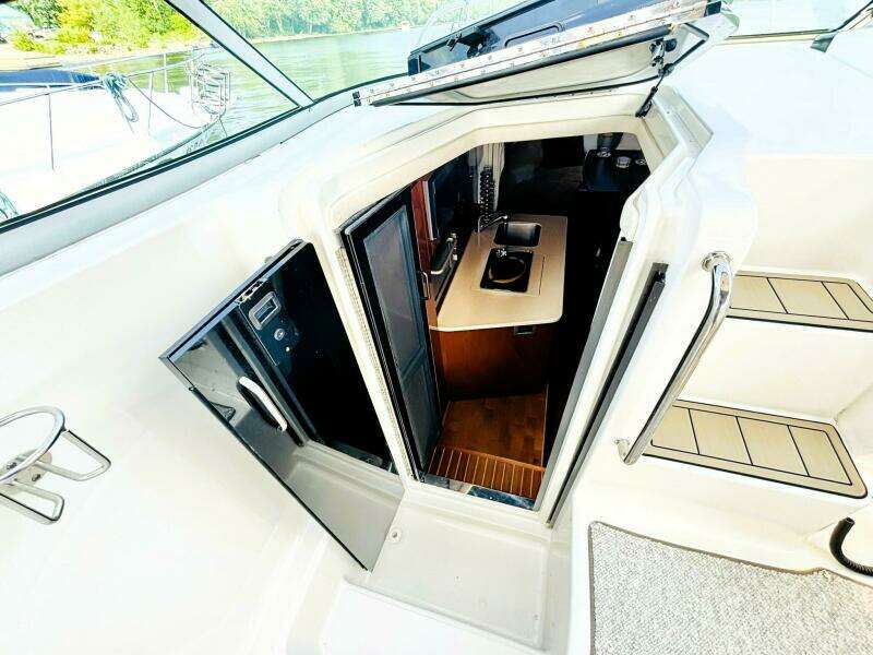 A DAY AWAY 31ft Sea Ray Yacht For Sale