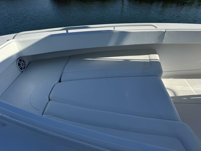 31' 2006 Jupiter 31 CC Forward Seating