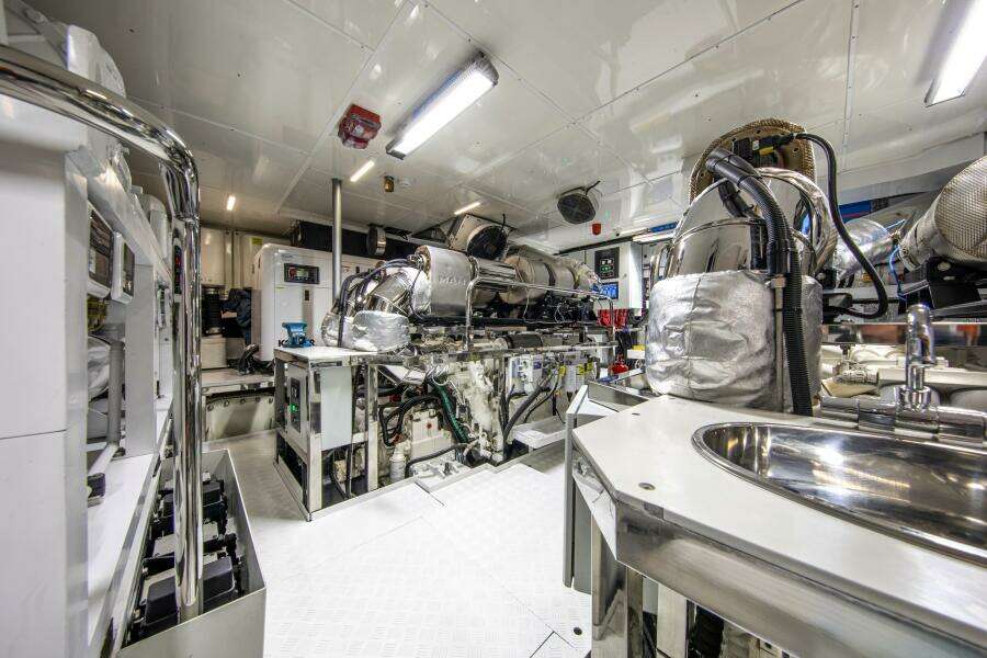 37XP 17 121ft Numarine Yacht For Sale