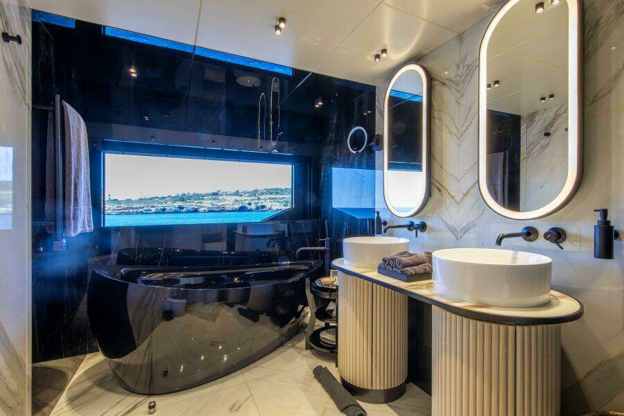 37XP 17 121ft Numarine Yacht For Sale