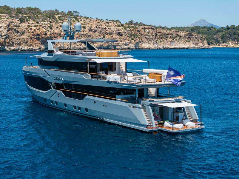 37XP 17 121ft Numarine Yacht For Sale