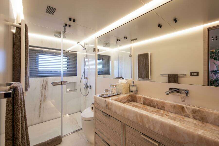37XP 17 121ft Numarine Yacht For Sale