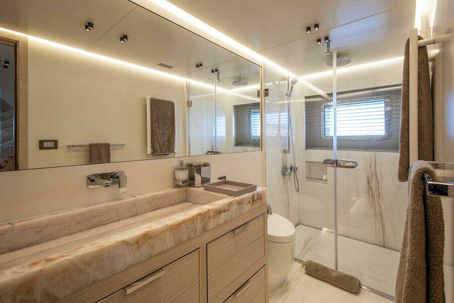 37XP 17 121ft Numarine Yacht For Sale