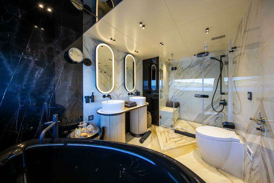 37XP 17 121ft Numarine Yacht For Sale