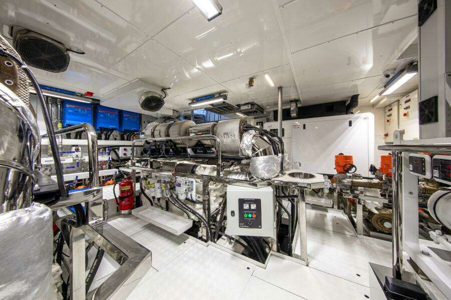 37XP 17 121ft Numarine Yacht For Sale