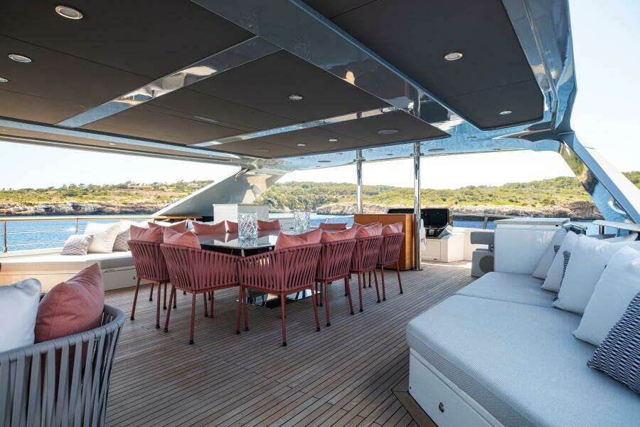37XP 17 121ft Numarine Yacht For Sale
