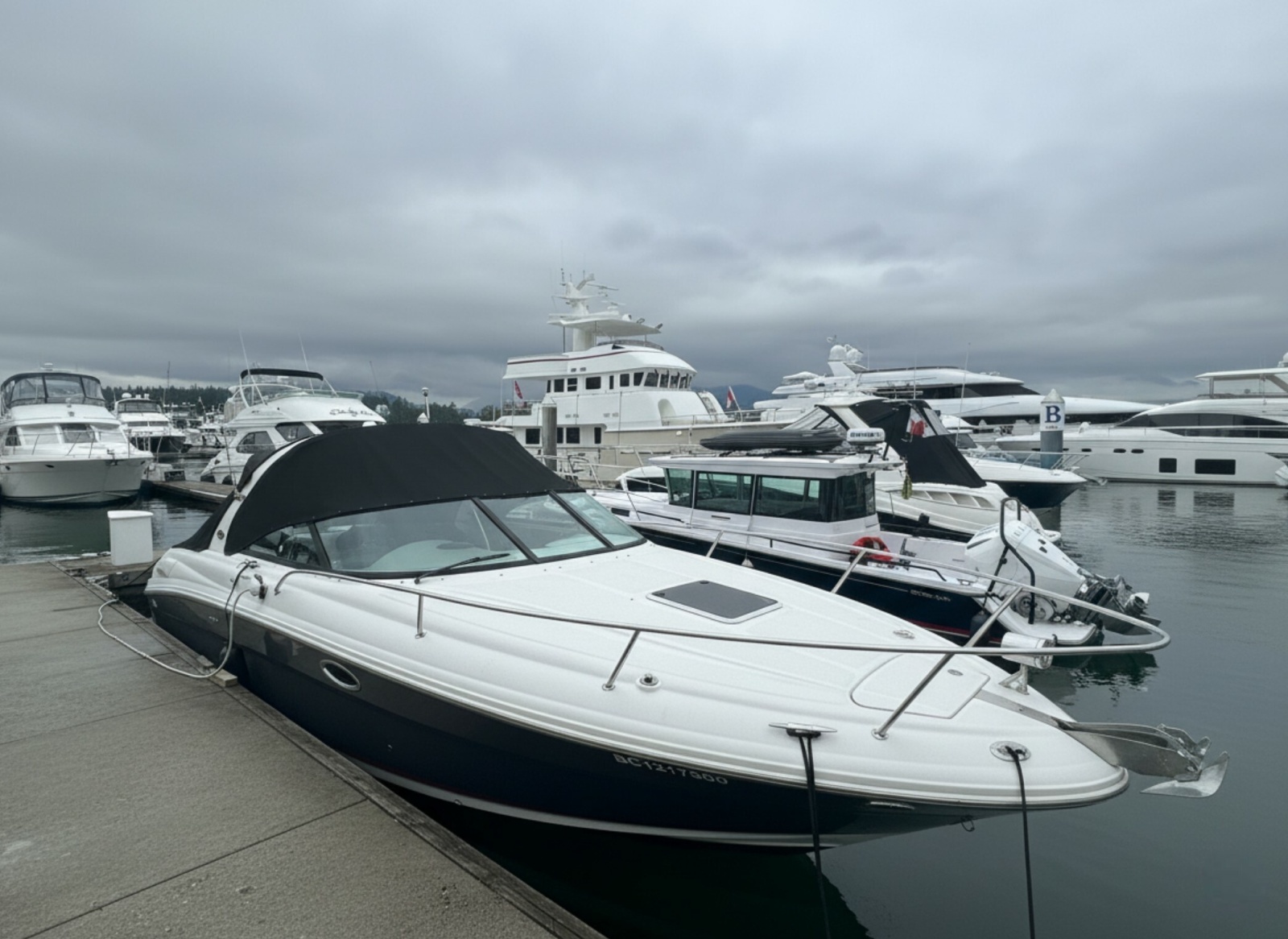 29' 2007 Sea Ray 29SLX with cuddy cabin