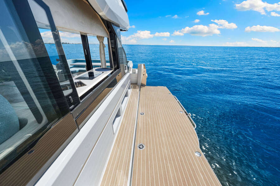 57ft Cruisers Yachts Yacht For Sale