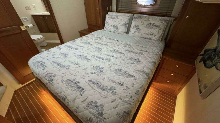 47 2003 Silverton 453 VIP Stateroom