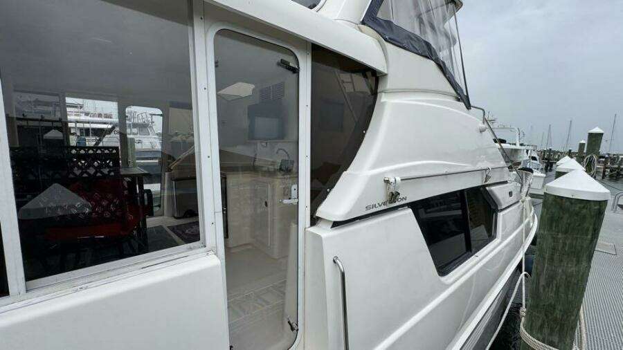 5 2003 Silverton 453 Starboard Entrance