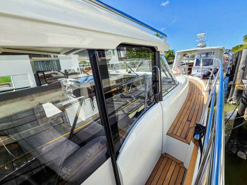 33ft Marex Yacht For Sale