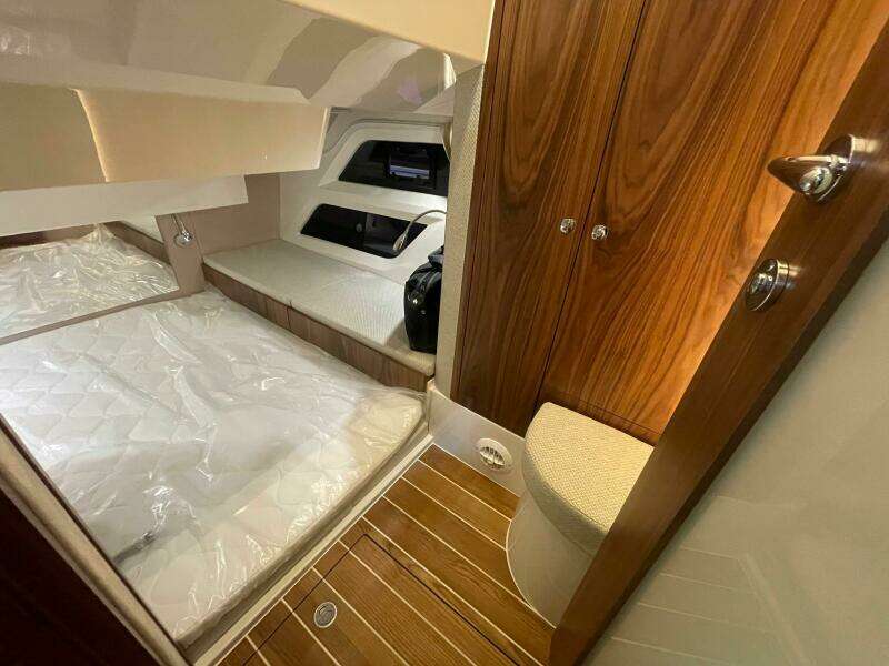 33ft Marex Yacht For Sale