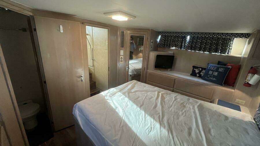 Escape 40ft Hatteras Yacht For Sale