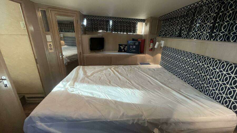 Escape 40ft Hatteras Yacht For Sale