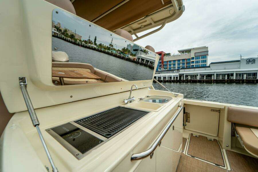 LADY LIBERTY 34ft Chris Craft Yacht For Sale