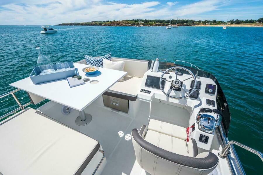 36' 2026 Beneteau Antares 11 Fly