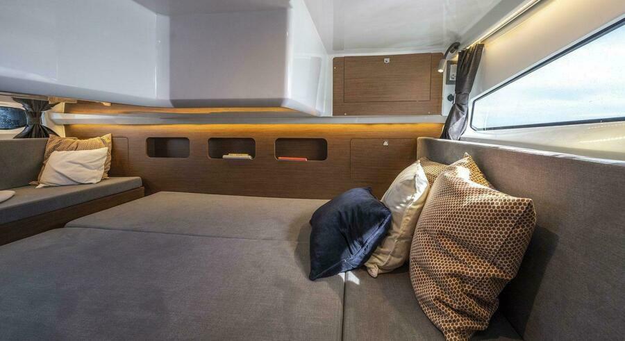 36' 2026 Beneteau Antares 11 Fly