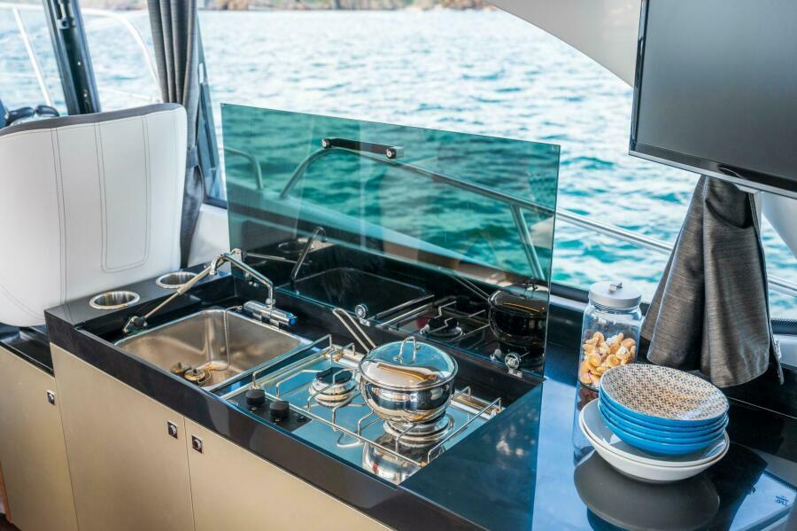 36' 2026 Beneteau Antares 11 Fly