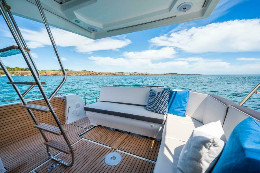 36' 2026 Beneteau Antares 11 Fly