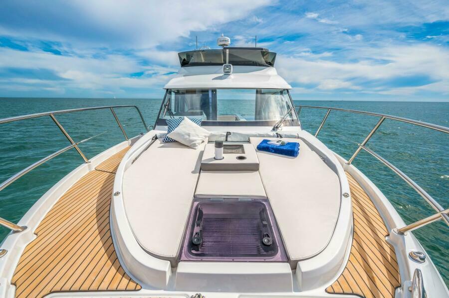36' 2026 Beneteau Antares 11 Fly