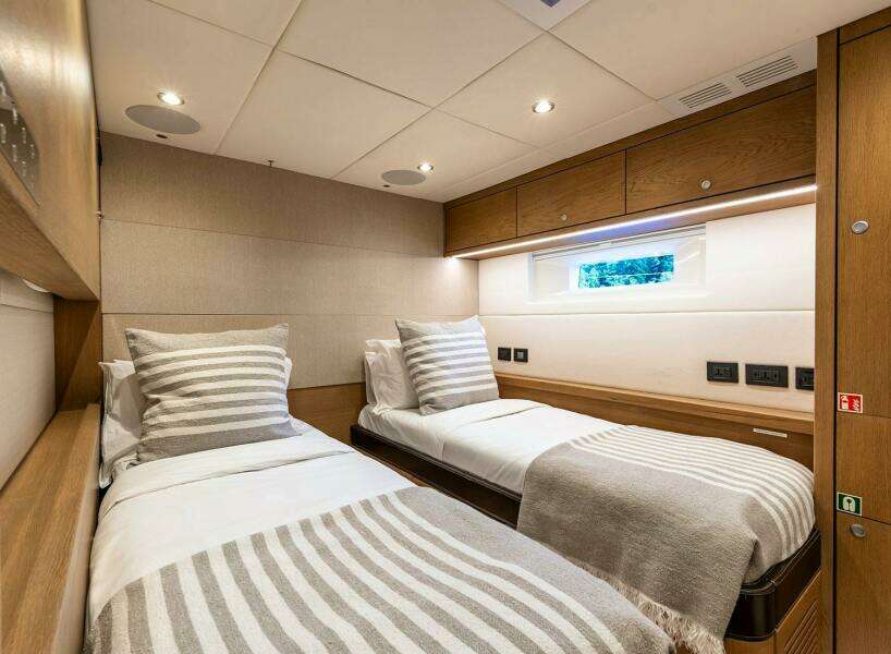 2014 Oyster Yachts Oyster 825