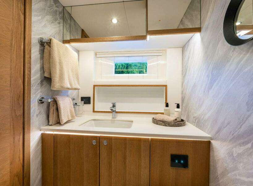 2014 Oyster Yachts Oyster 825