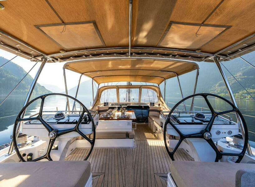 2014 Oyster Yachts Oyster 825