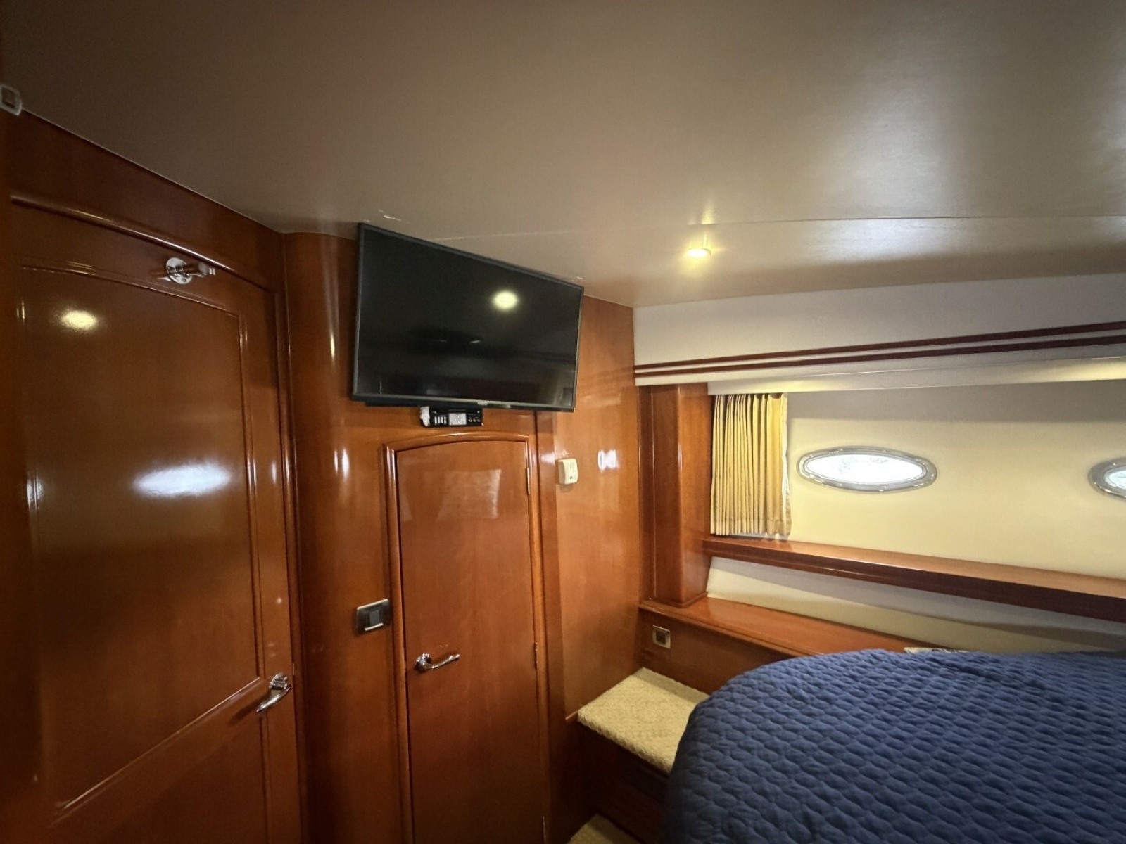 2006 Carver 56 VOYAGER
