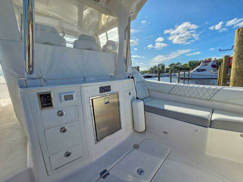 33ft Regal Yacht For Sale