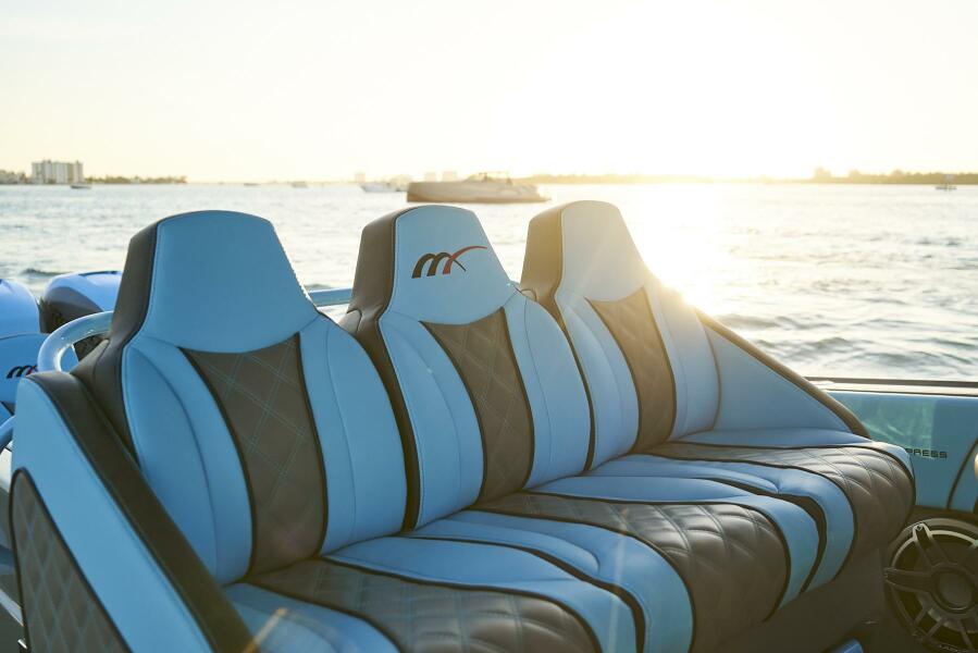 37' 2021 Midnight Express 37 Open