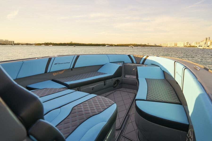 37' 2021 Midnight Express 37 Open