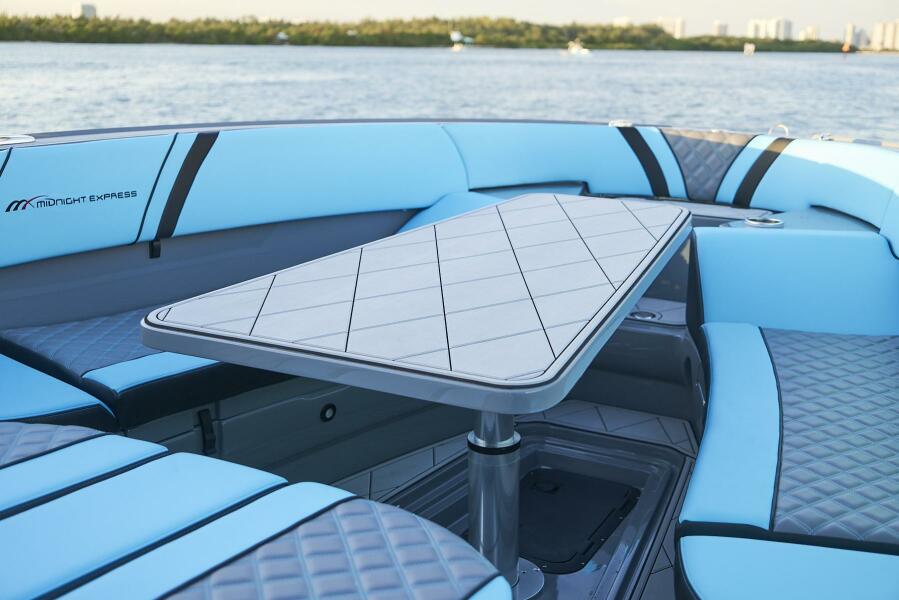 37' 2021 Midnight Express 37 Open