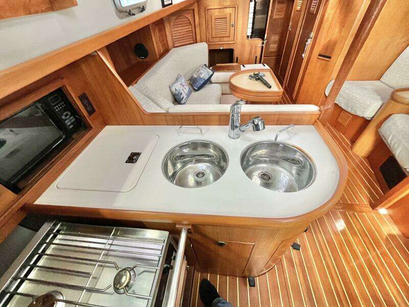 Loon Shadow 33ft Nonsuch Yacht For Sale
