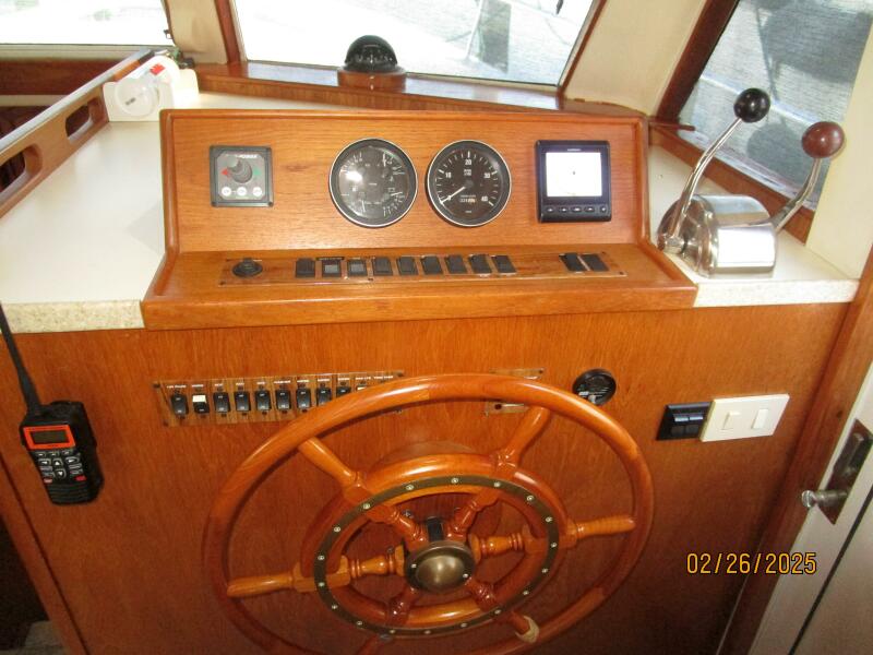39' Mainship lower helm2