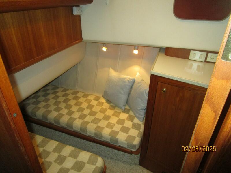 39' Mainship guest stateroom