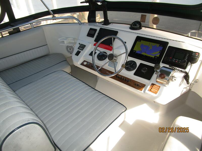 39' Mainship flybridge helm1