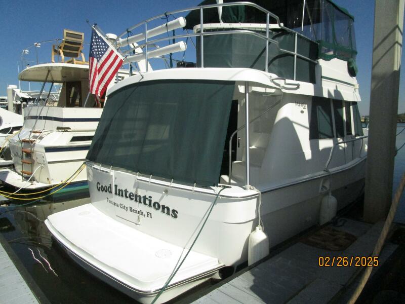 39' Mainship starboard aft profile