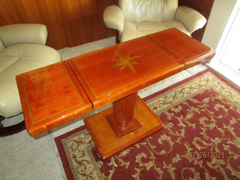39' Mainship salon table1