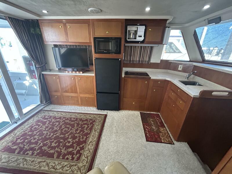 39' Mainship salon port