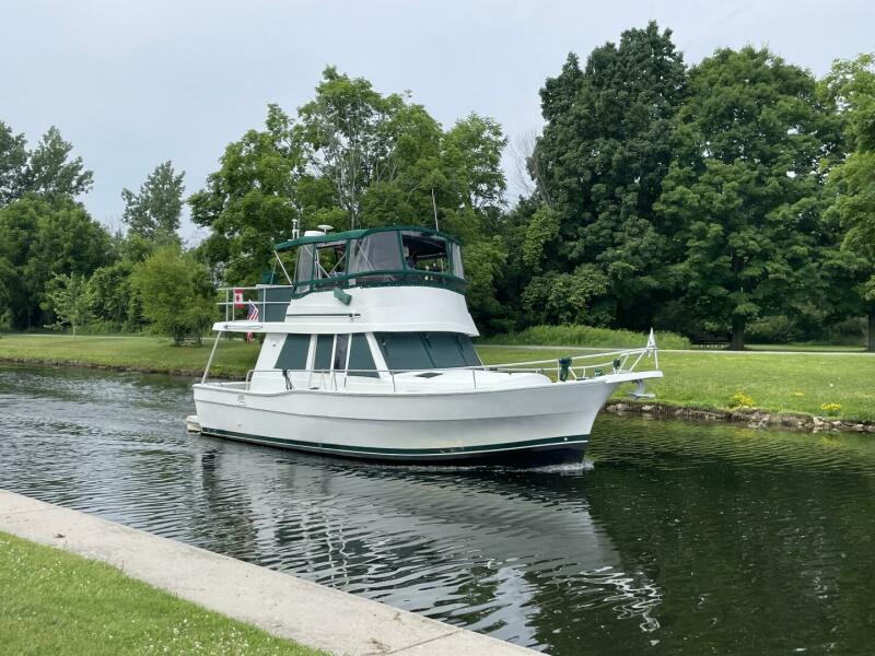 39' Mainship underway2