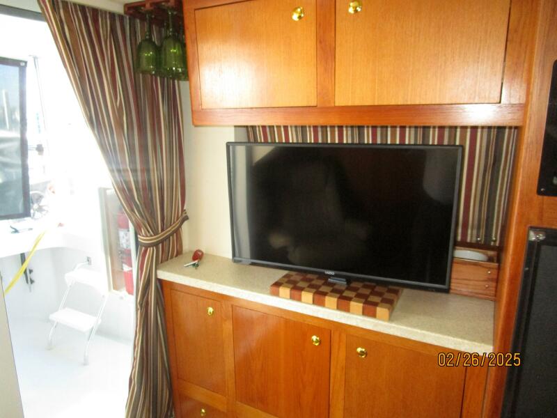 39' Mainship salon port aft